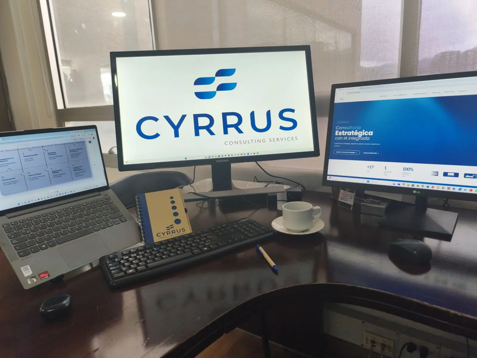 Escritorio con monitores mostrando la plataforma de Cyrrus