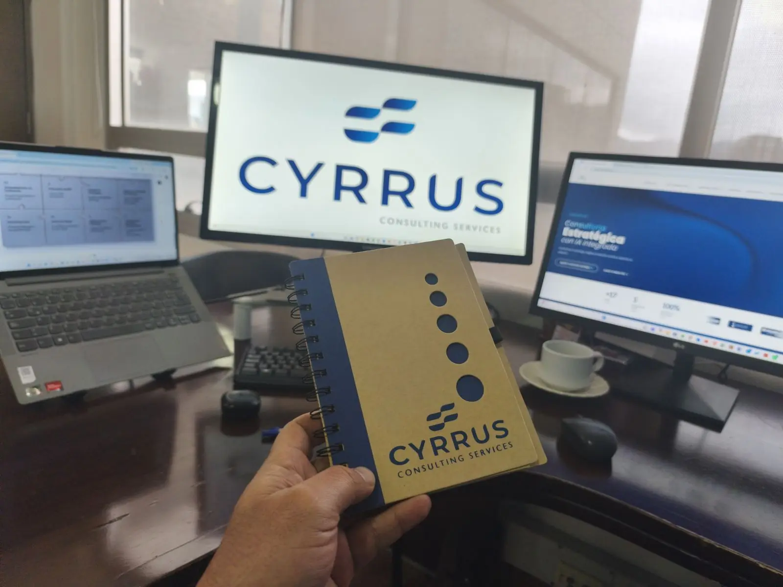 Pantalla de trabajo con modelos de IA y datos conectados en Cyrrus