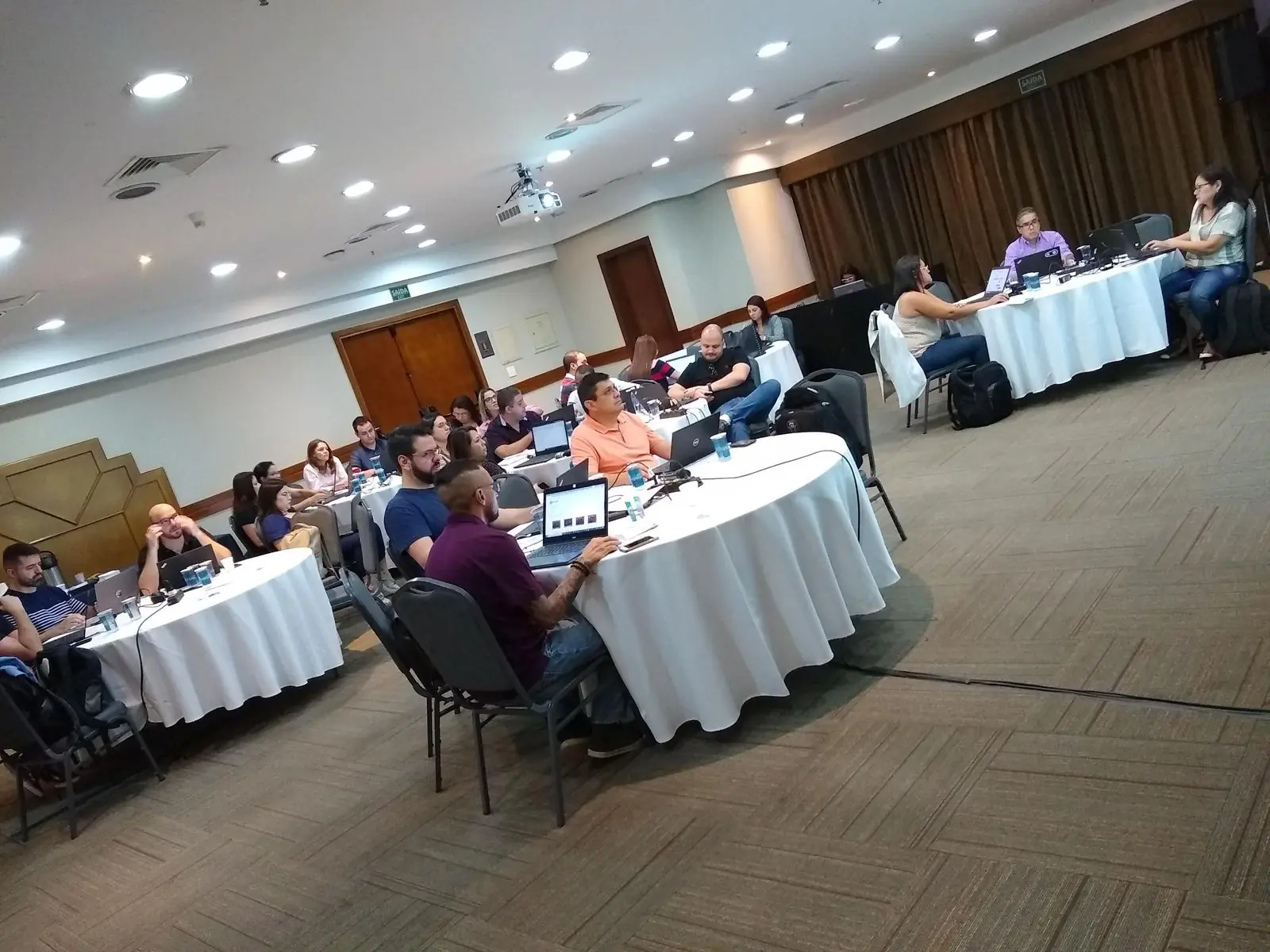 Consultor de Cyrrus presentando metodología de gerencia de proyectos