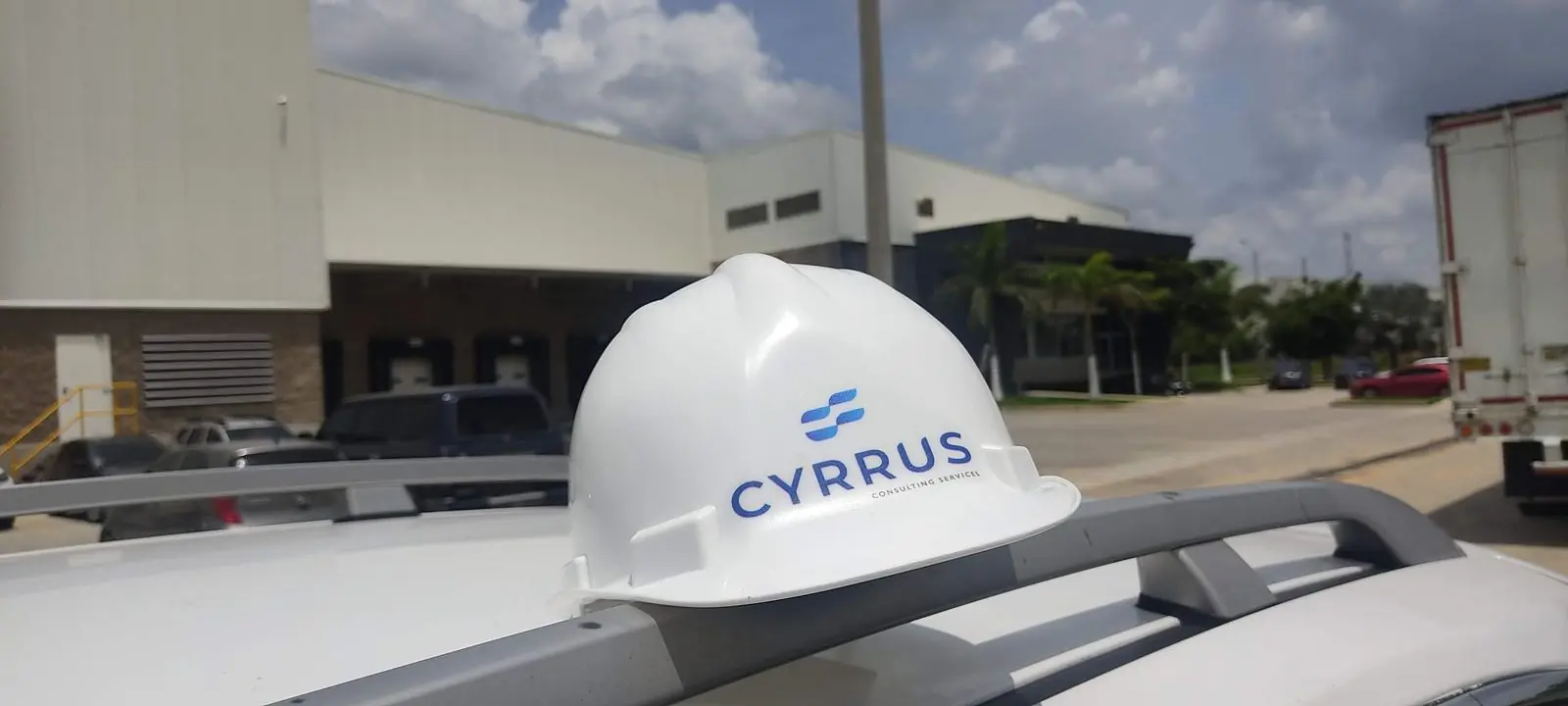 Diseñador de Cyrrus revisando la arquitectura de un sitio web corporativo
