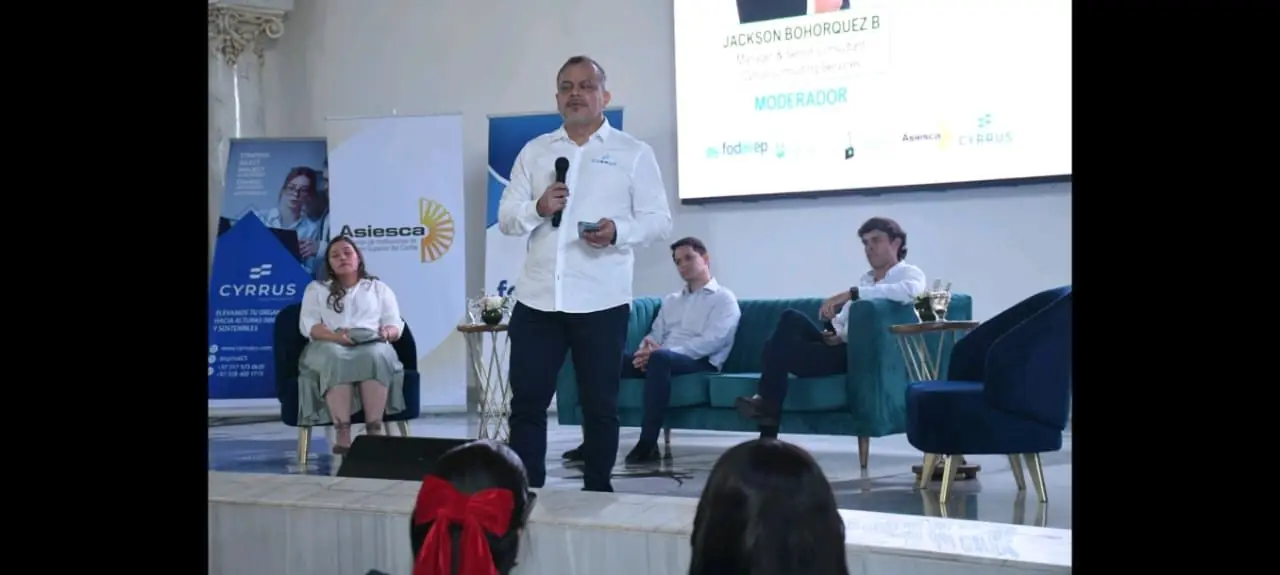 Jackson Bohórquez moderando panel sobre liderazgo y gestión del cambio